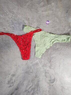*NWT* Women's Large - Bundle of 2 Victorias Secret thongs